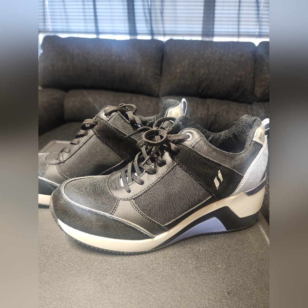 Wedge tenishoes